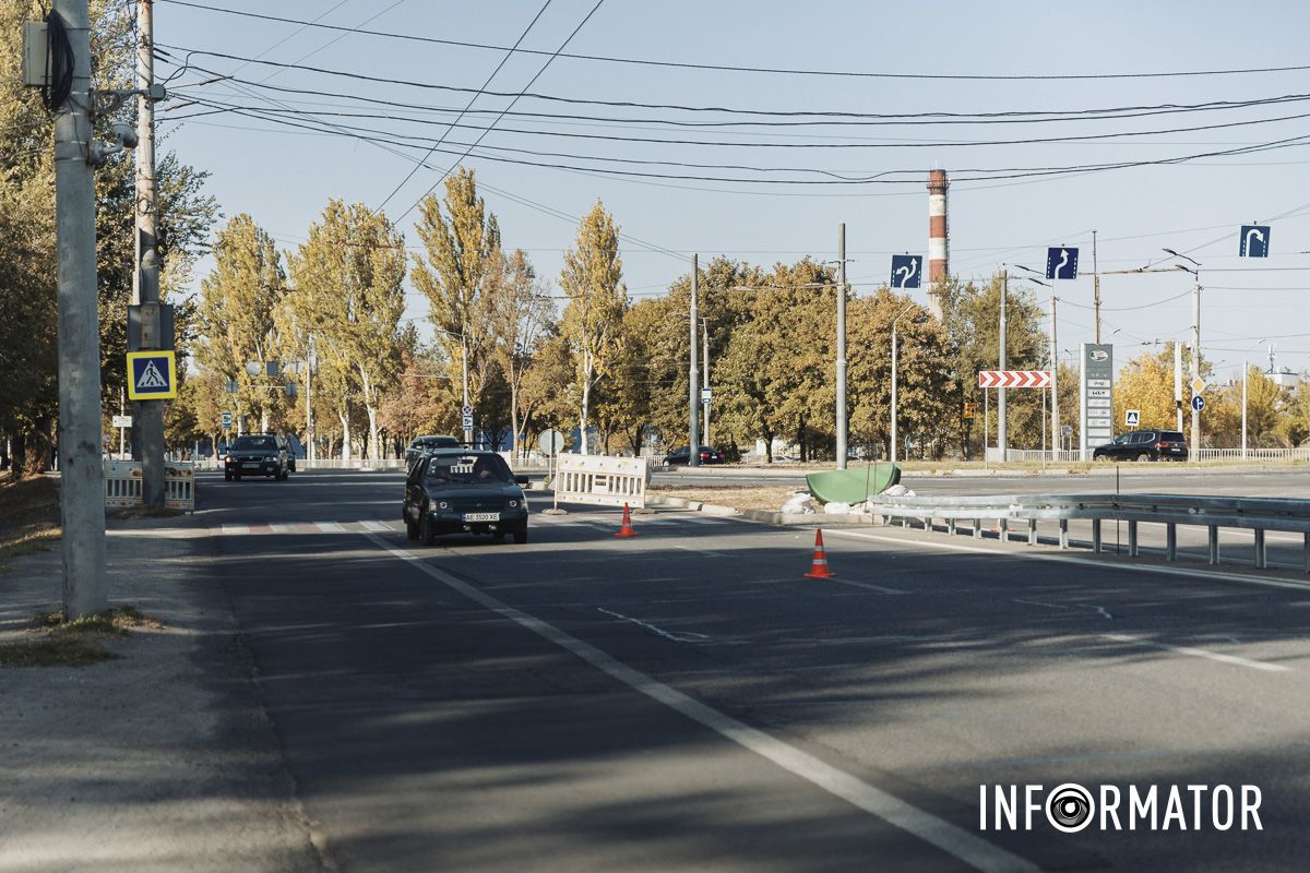 700 метров в длину: в Днепре на Запорожском шоссе устанавливают новый отбойник 2