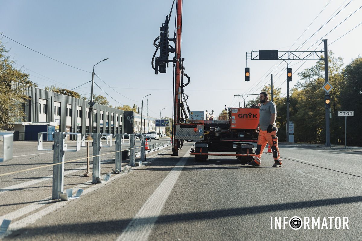 700 метров в длину: в Днепре на Запорожском шоссе устанавливают новый отбойник 3
