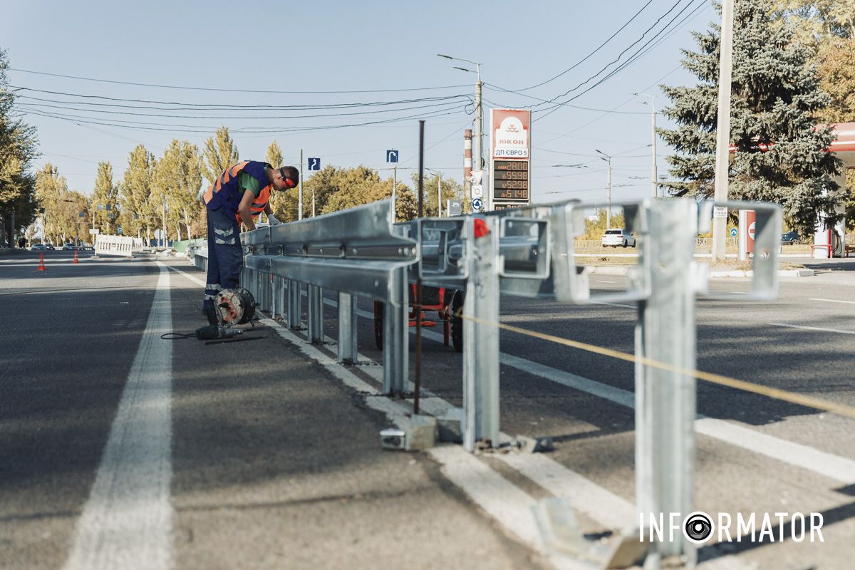700 метров в длину: в Днепре на Запорожском шоссе устанавливают новый отбойник 4