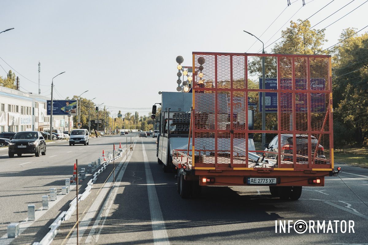 700 метров в длину: в Днепре на Запорожском шоссе устанавливают новый отбойник 5