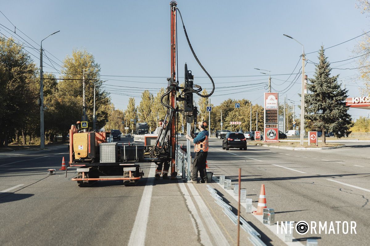 700 метров в длину: в Днепре на Запорожском шоссе устанавливают новый отбойник 6