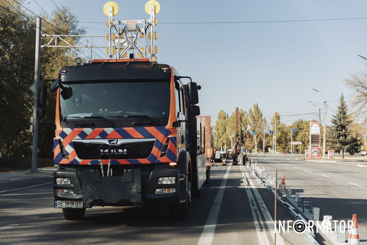 700 метров в длину: в Днепре на Запорожском шоссе устанавливают новый отбойник 7