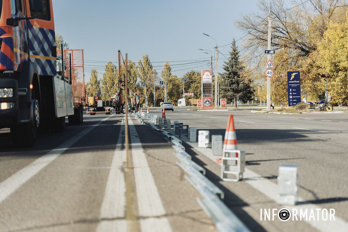 700 метров в длину: в Днепре на Запорожском шоссе устанавливают новый отбойник 8