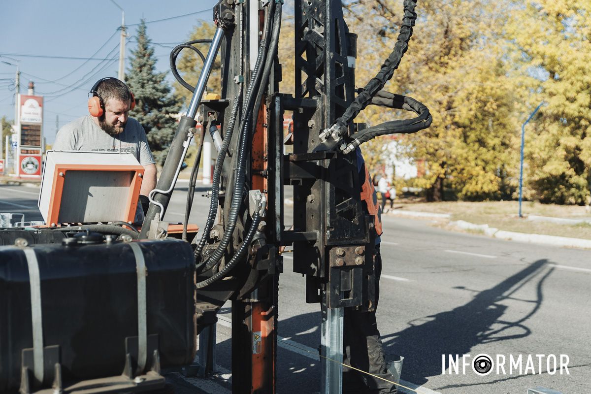700 метров в длину: в Днепре на Запорожском шоссе устанавливают новый отбойник 9