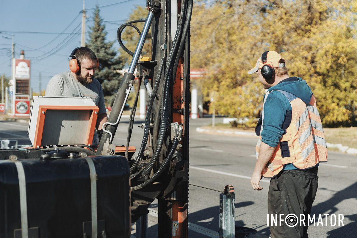 700 метров в длину: в Днепре на Запорожском шоссе устанавливают новый отбойник 10
