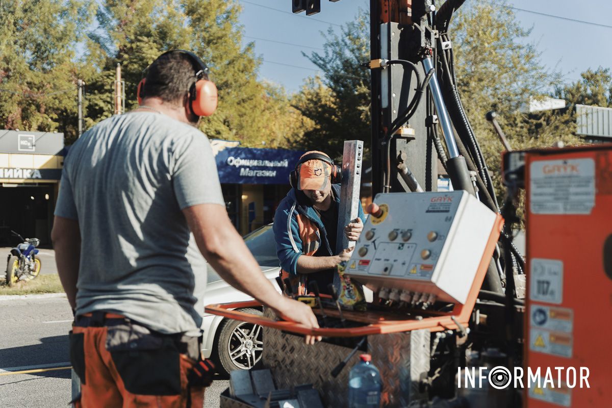 700 метров в длину: в Днепре на Запорожском шоссе устанавливают новый отбойник 11