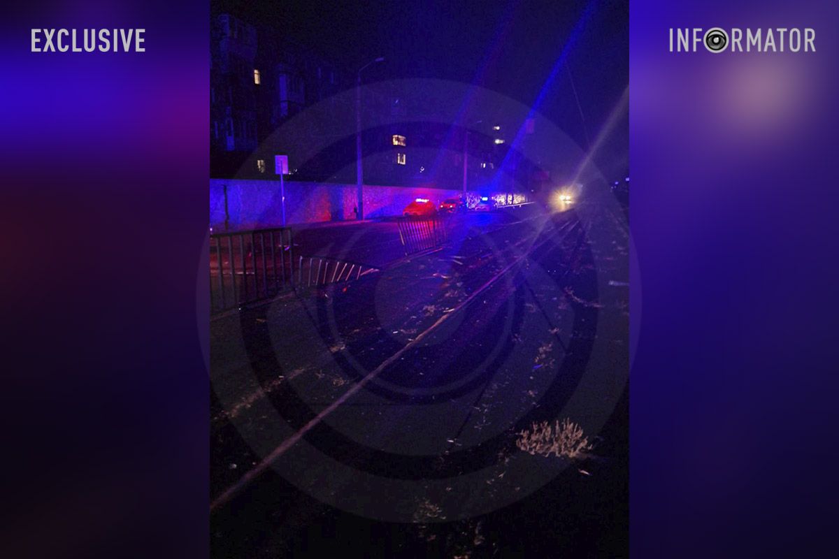 Автомобіль зніс паркан біля трамвайної коліх