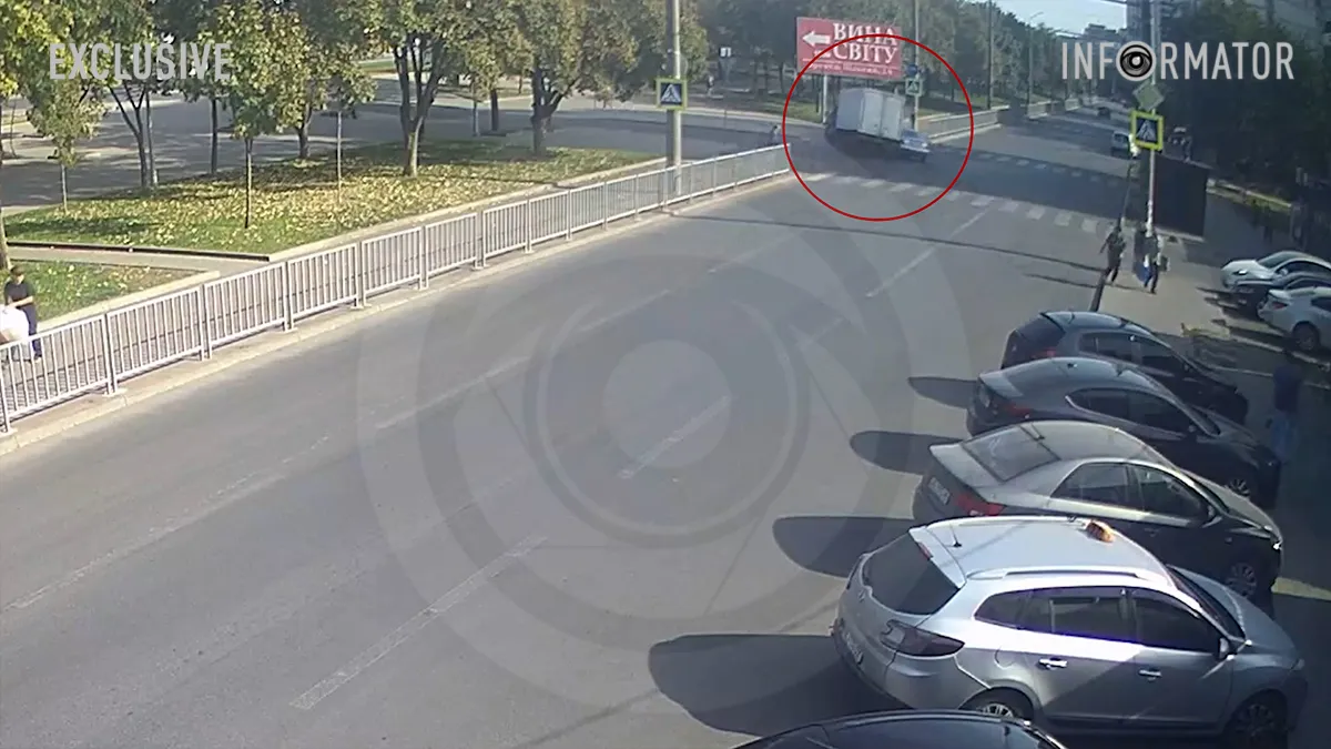 В Днепре на проспекте Мира во время поворота Audi столкнулась с «Газель»: видео момента