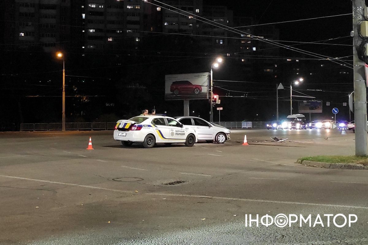 Станом на 19:50, на місці аварії працюють патрульні та приїхала “швидка”