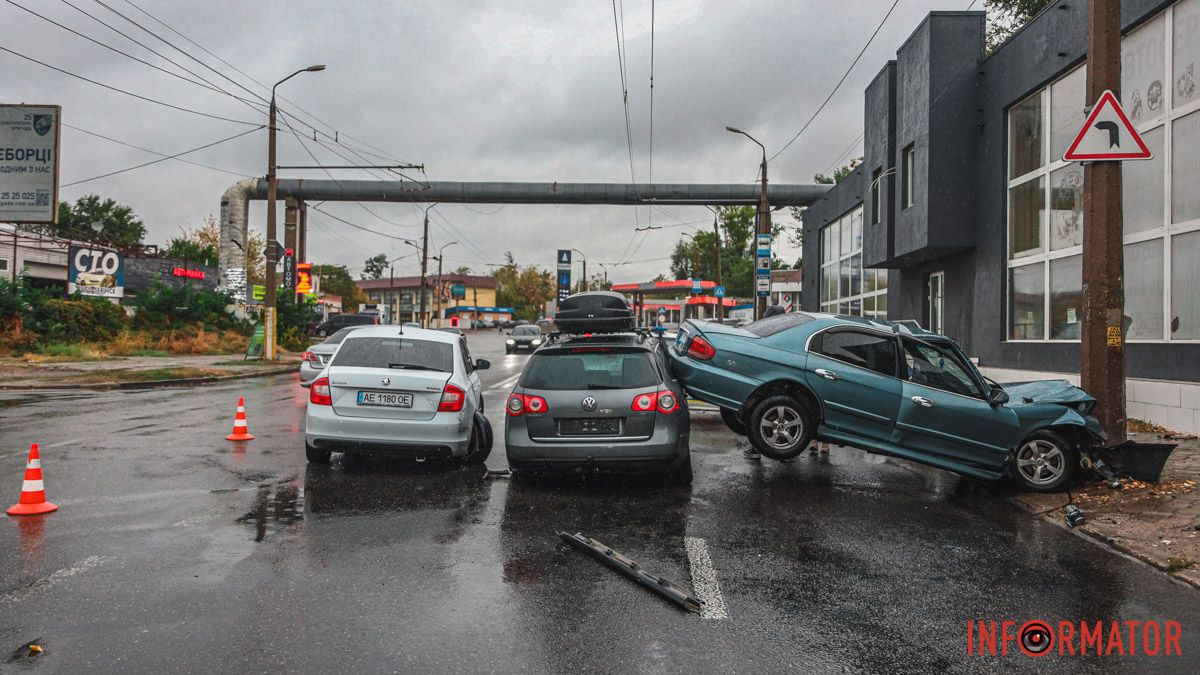 В Днепре на Калиновой столкнулись Volkswagen, Skoda и Hyundai: одна из машин врезалась в столб, пострадал мужчина