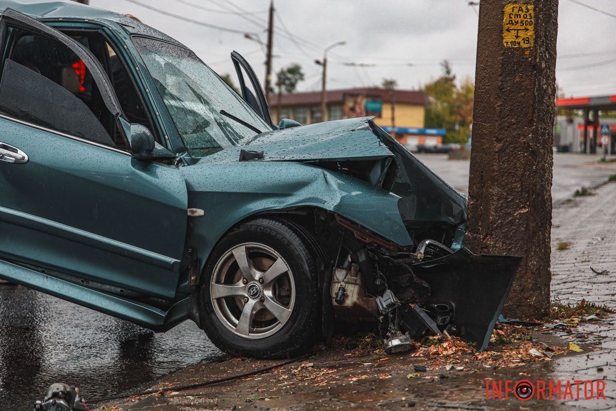 В Днепре на Калиновой столкнулись Volkswagen, Skoda и Hyundai: одна из машин врезалась в столб, пострадал человек 14