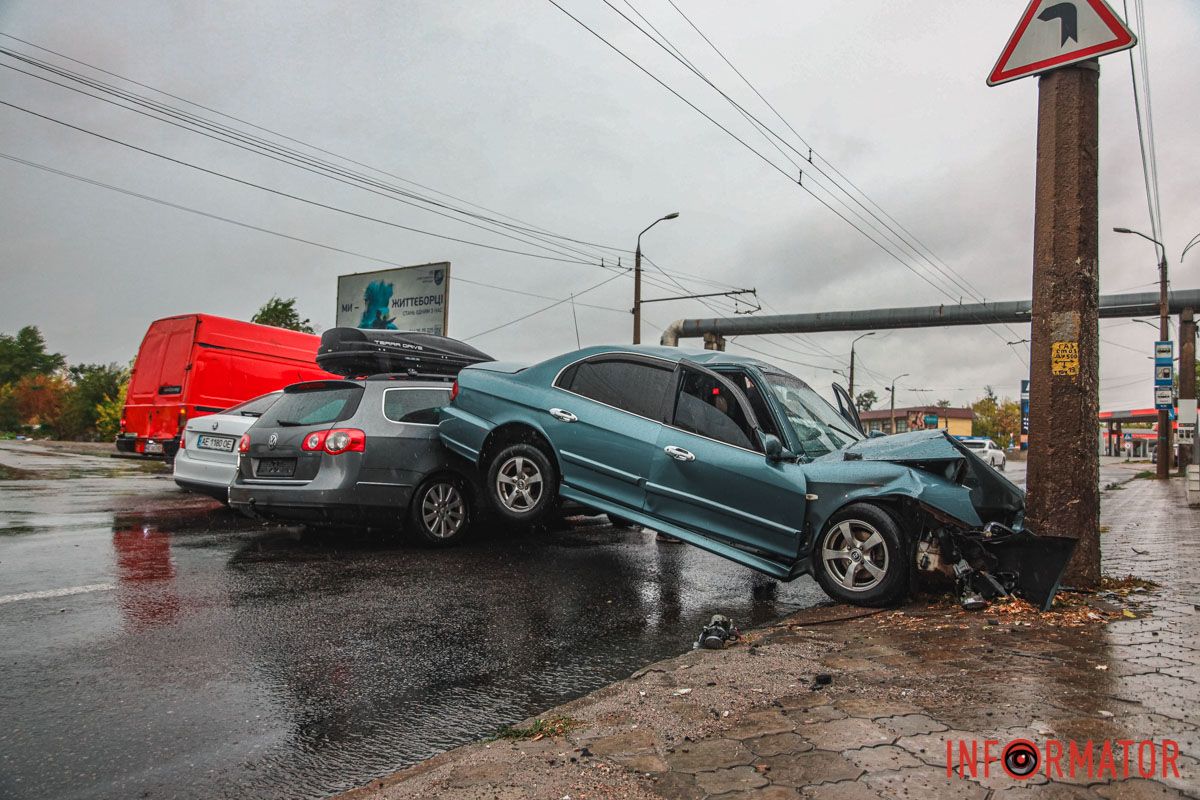 В Днепре на Калиновой столкнулись Volkswagen, Skoda и Hyundai: одна из машин врезалась в столб, пострадал человек 15