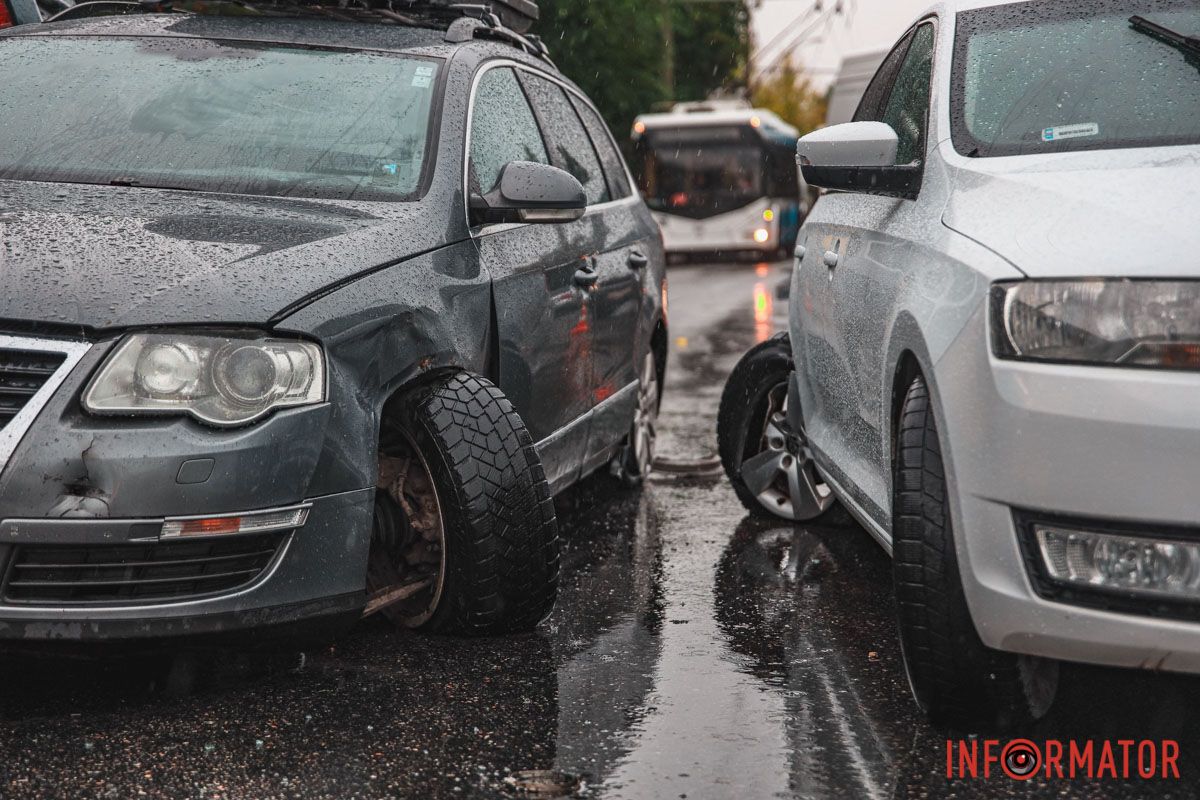 В Днепре на Калиновой столкнулись Volkswagen, Skoda и Hyundai: одна из машин врезалась в столб, пострадал человек 17