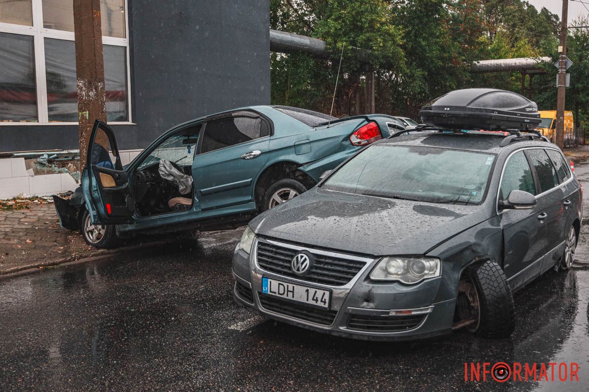 В Днепре на Калиновой столкнулись Volkswagen, Skoda и Hyundai: одна из машин врезалась в столб, пострадал человек 16