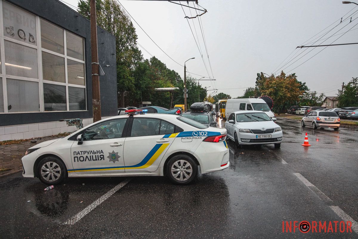 В Днепре на Калиновой столкнулись Volkswagen, Skoda и Hyundai: одна из машин врезалась в столб, пострадал человек 18