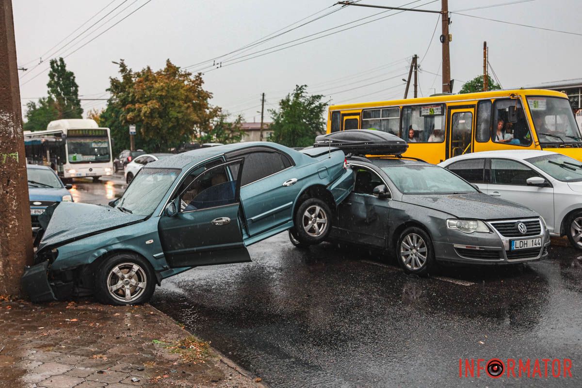 В Днепре на Калиновой столкнулись Volkswagen, Skoda и Hyundai: одна из машин врезалась в столб, пострадал человек 19