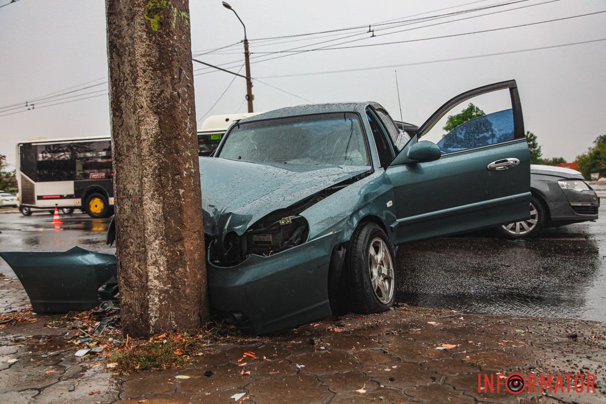 В Днепре на Калиновой столкнулись Volkswagen, Skoda и Hyundai: одна из машин врезалась в столб, пострадал человек 20
