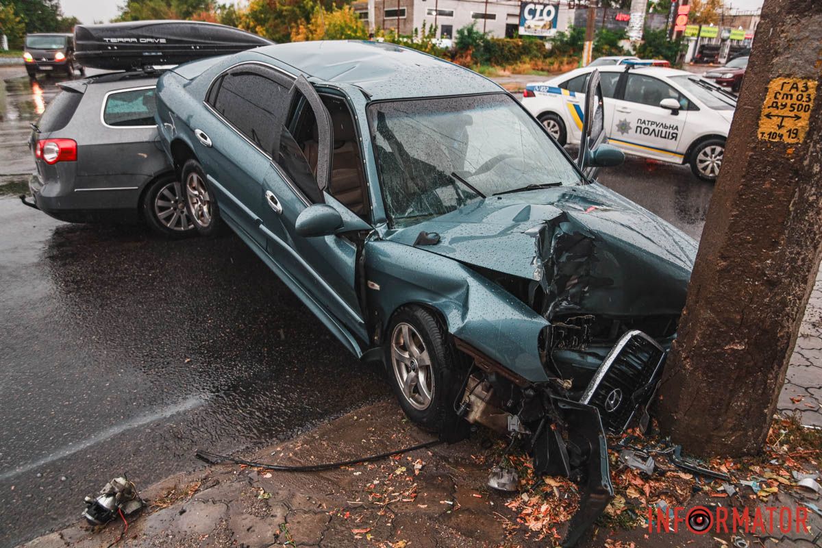 В Днепре на Калиновой столкнулись Volkswagen, Skoda и Hyundai: одна из машин врезалась в столб, пострадал человек 1