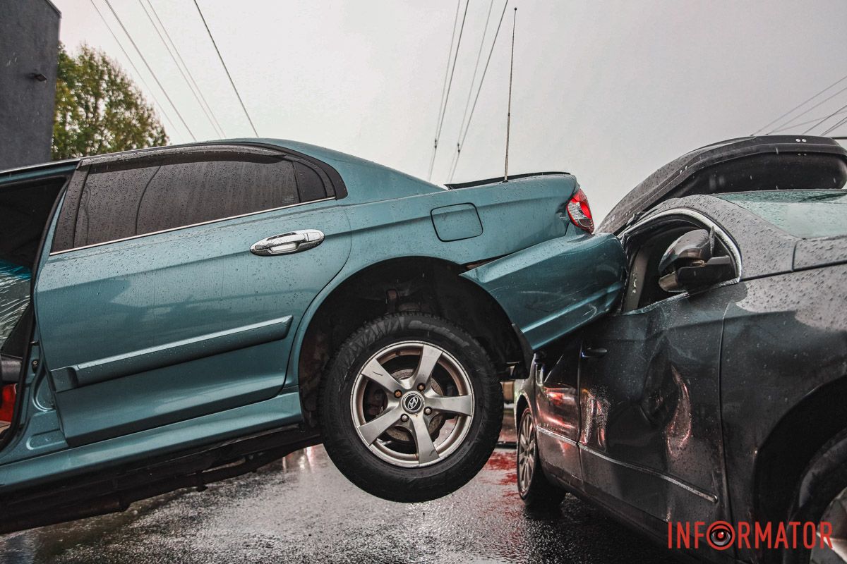 В Днепре на Калиновой столкнулись Volkswagen, Skoda и Hyundai: одна из машин врезалась в столб, пострадал человек 2