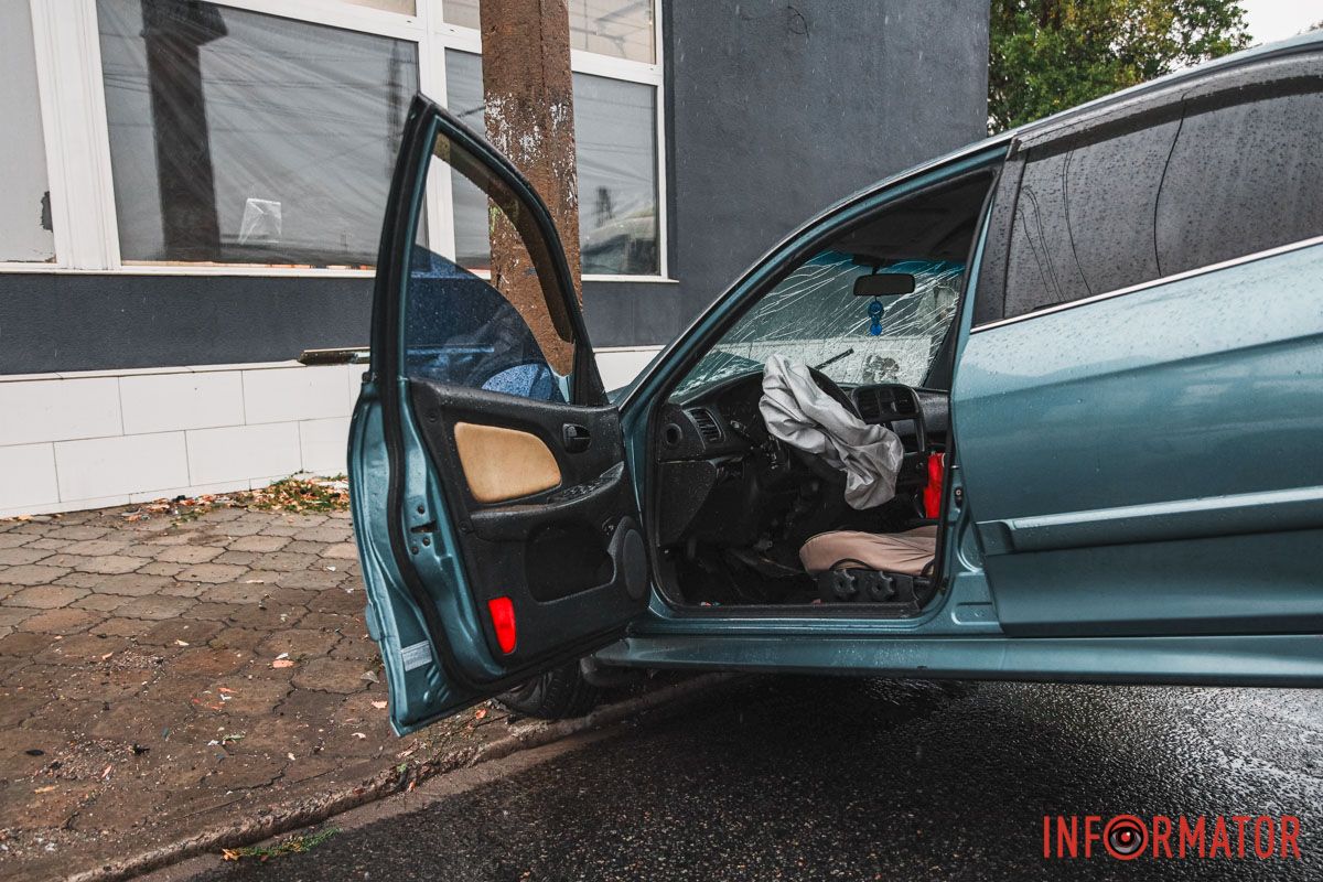 В Днепре на Калиновой столкнулись Volkswagen, Skoda и Hyundai: одна из машин врезалась в столб, пострадал человек 3