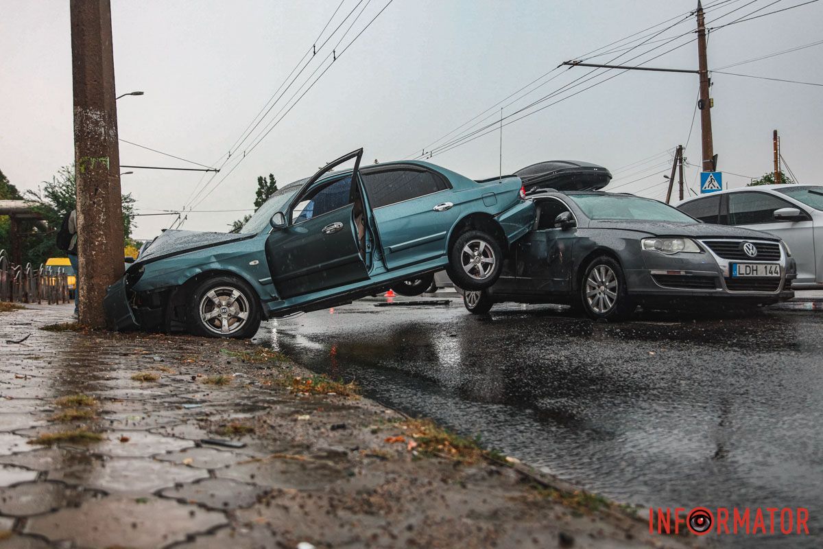 В Днепре на Калиновой столкнулись Volkswagen, Skoda и Hyundai: одна из машин врезалась в столб, пострадал человек 4