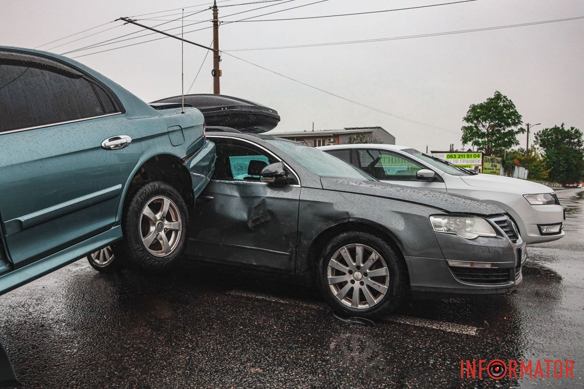 В Днепре на Калиновой столкнулись Volkswagen, Skoda и Hyundai: одна из машин врезалась в столб, пострадал человек 6