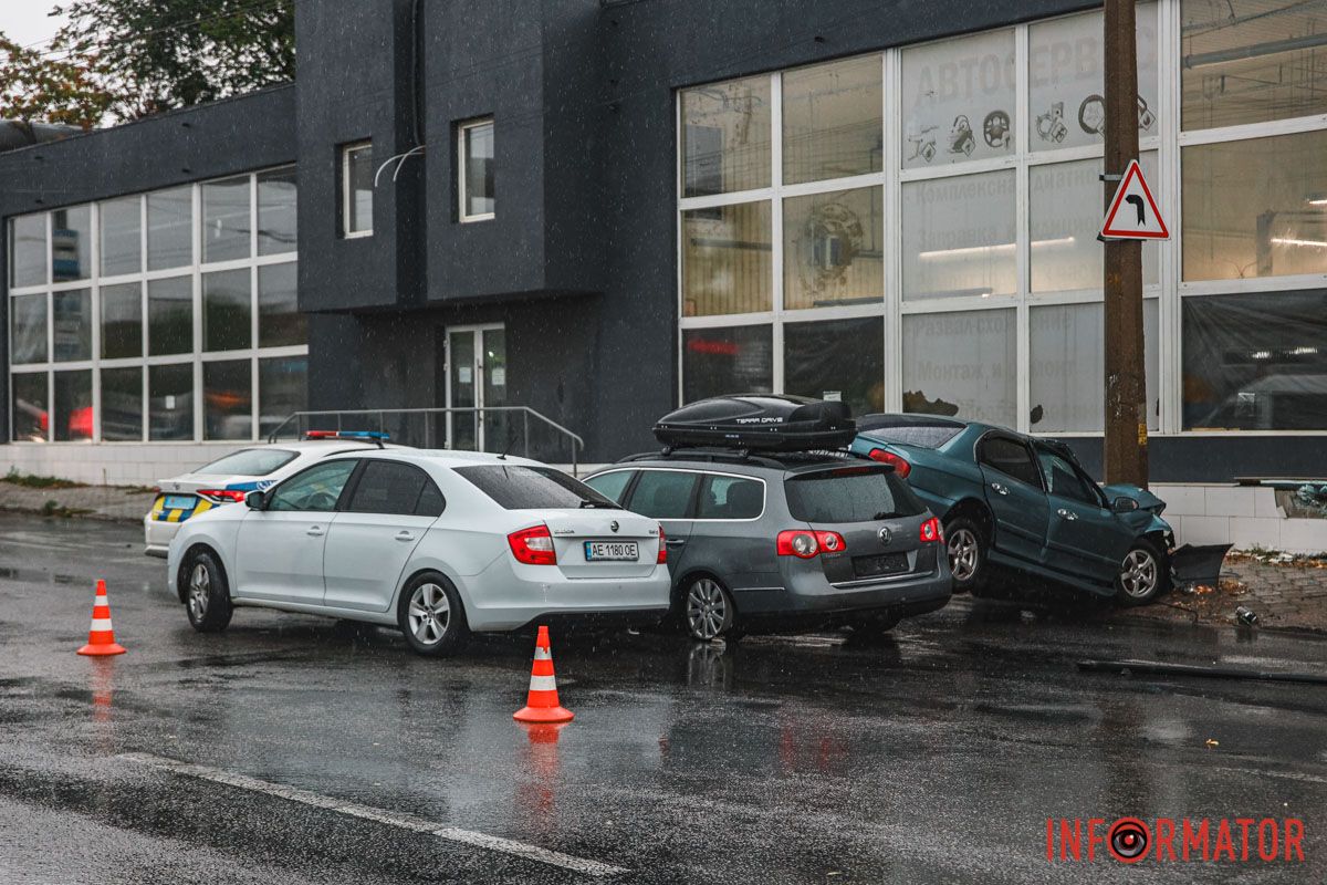 В Днепре на Калиновой столкнулись Volkswagen, Skoda и Hyundai: одна из машин врезалась в столб, пострадал человек 7