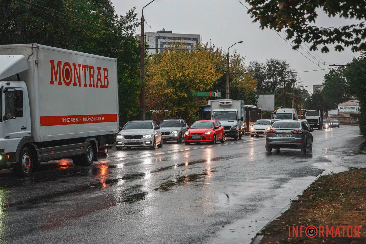 В Днепре на Калиновой столкнулись Volkswagen, Skoda и Hyundai: одна из машин врезалась в столб, пострадал человек 8