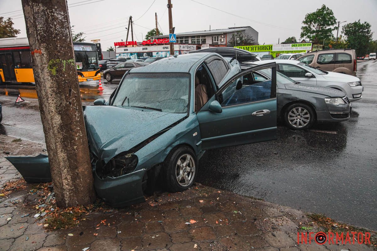 В Днепре на Калиновой столкнулись Volkswagen, Skoda и Hyundai: одна из машин врезалась в столб, пострадал человек 9