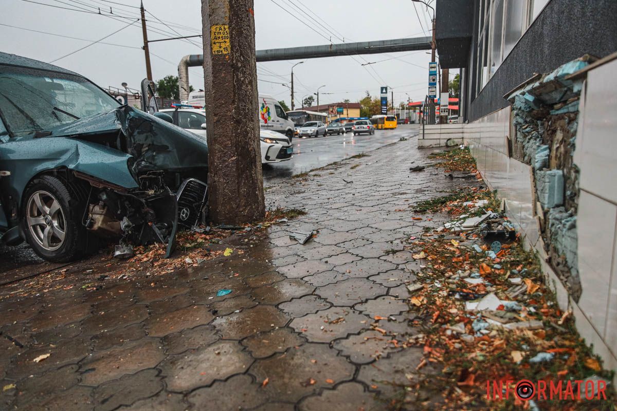 В Днепре на Калиновой столкнулись Volkswagen, Skoda и Hyundai: одна из машин врезалась в столб, пострадал человек 10
