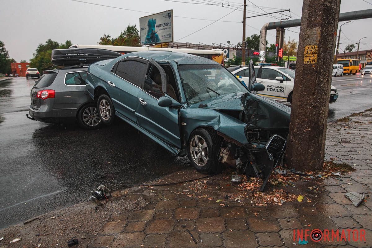 В Днепре на Калиновой столкнулись Volkswagen, Skoda и Hyundai: одна из машин врезалась в столб, пострадал человек 11