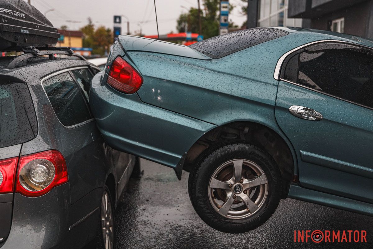В Днепре на Калиновой столкнулись Volkswagen, Skoda и Hyundai: одна из машин врезалась в столб, пострадал человек 12