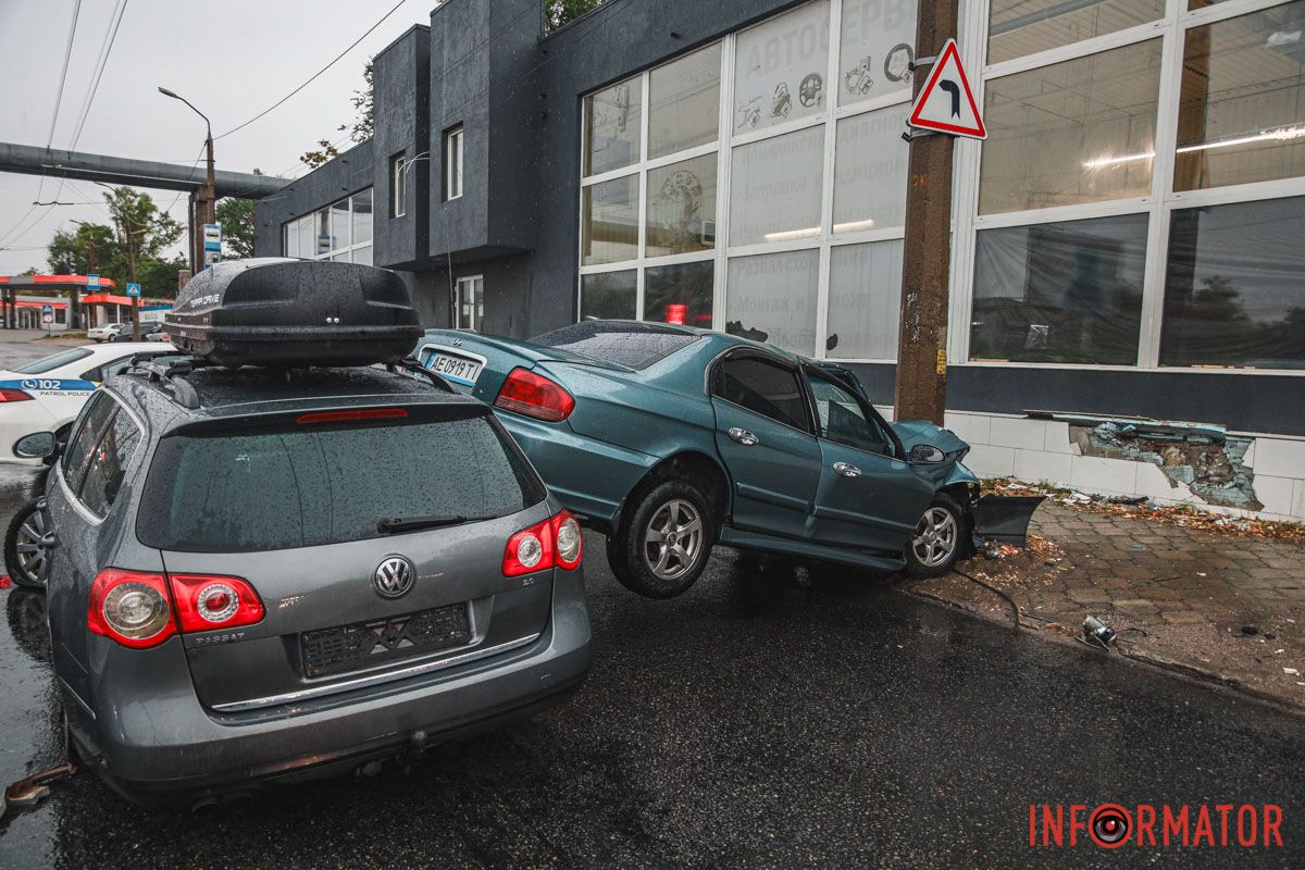 В Днепре на Калиновой столкнулись Volkswagen, Skoda и Hyundai: одна из машин врезалась в столб, пострадал человек 13