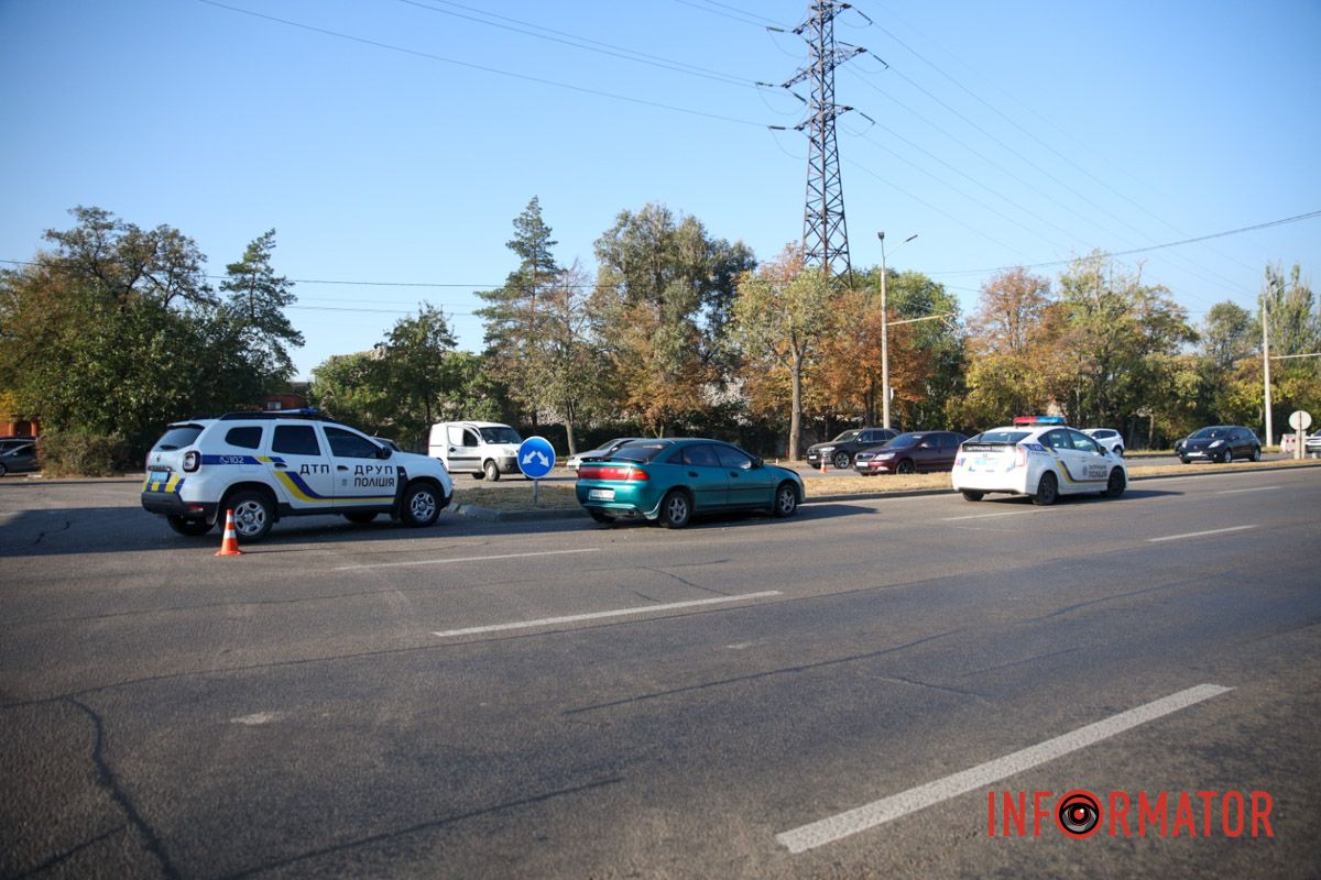 У Дніпрі на Набережній Заводській Fiat після зіткнення з Mazda перекинувся на бік і вилетів на зустрічну смугу 12