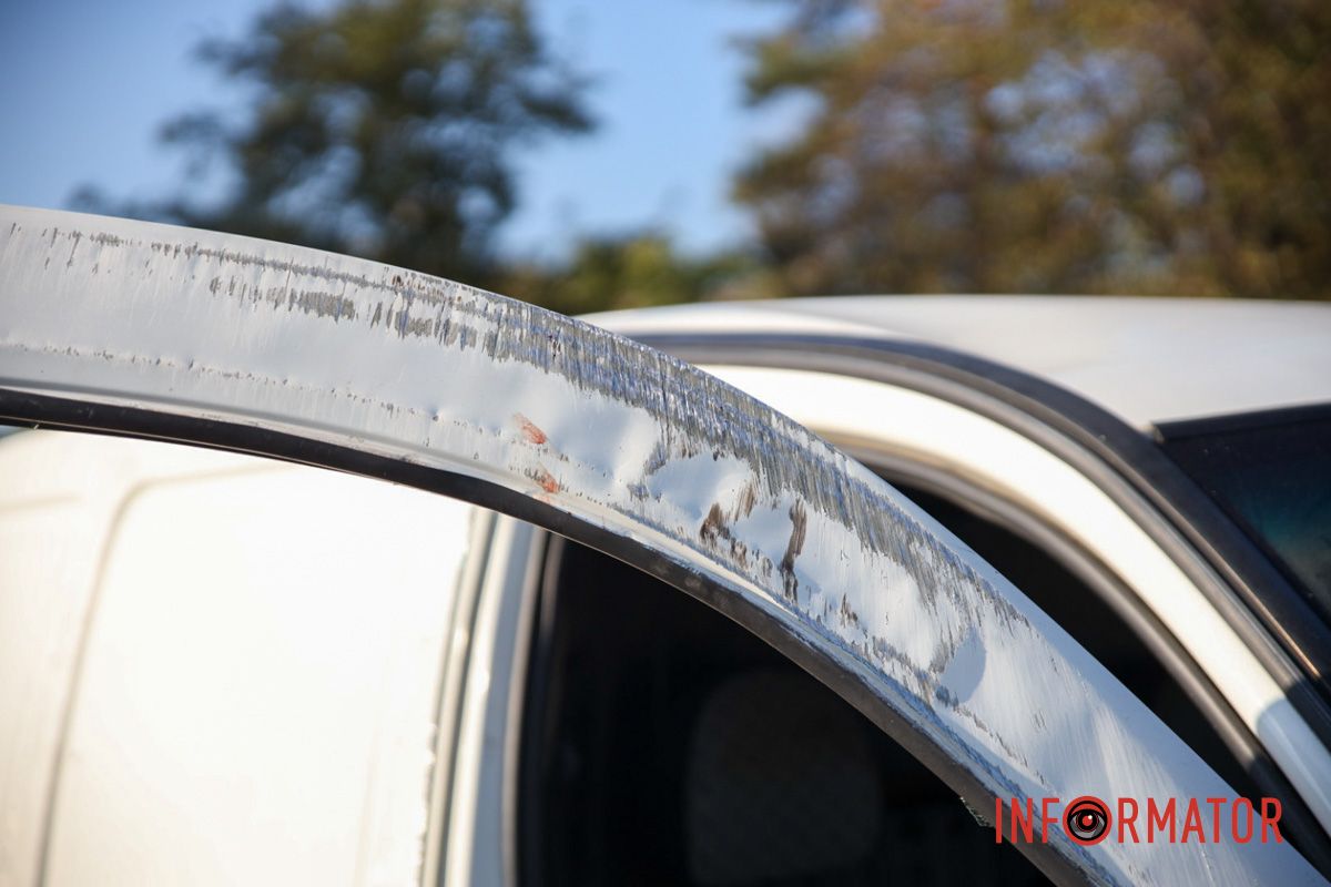 У Дніпрі на Набережній Заводській Fiat після зіткнення з Mazda перекинувся на бік і вилетів на зустрічну смугу 11