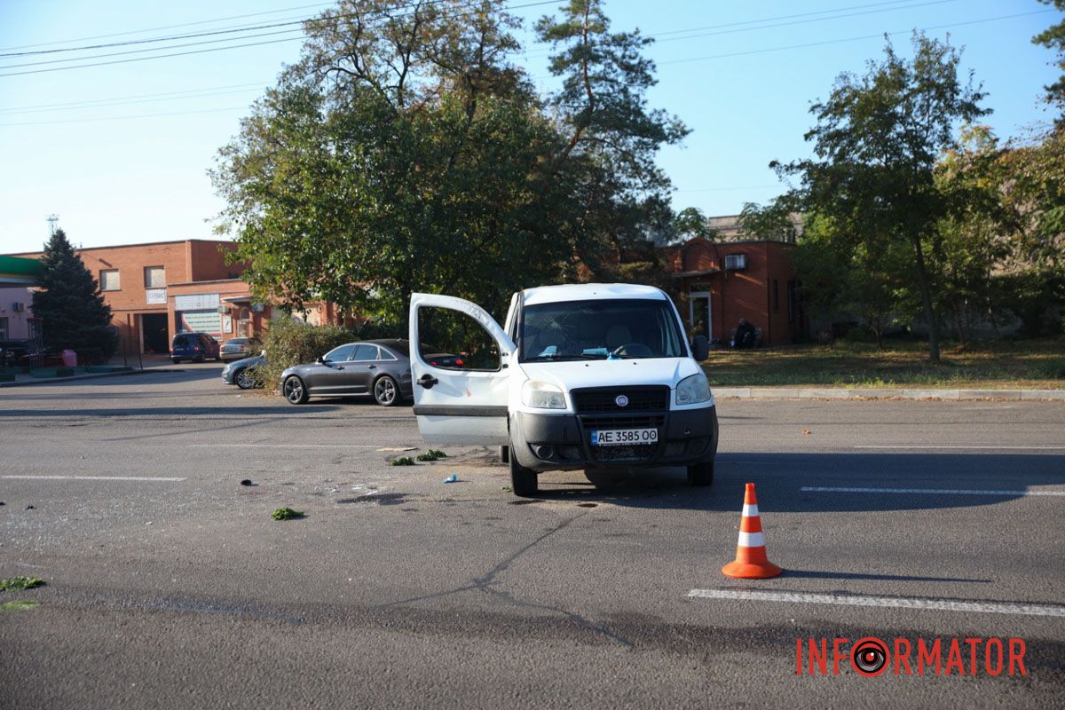 У Дніпрі на Набережній Заводській Fiat після зіткнення з Mazda перекинувся на бік і вилетів на зустрічну смугу 13