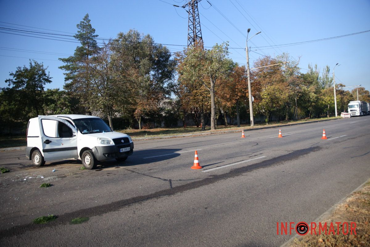 У Дніпрі на Набережній Заводській Fiat після зіткнення з Mazda перекинувся на бік і вилетів на зустрічну смугу 9