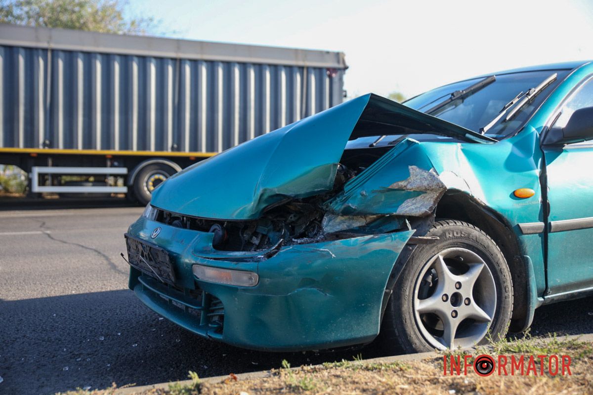 У Дніпрі на Набережній Заводській Fiat після зіткнення з Mazda перекинувся на бік і вилетів на зустрічну смугу 10