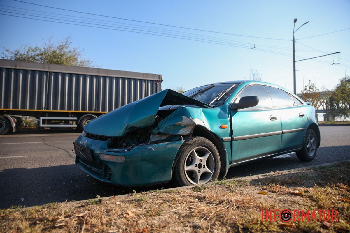 У Дніпрі на Набережній Заводській Fiat після зіткнення з Mazda перекинувся на бік і вилетів на зустрічну смугу 4