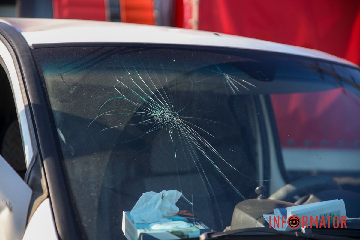 У Дніпрі на Набережній Заводській Fiat після зіткнення з Mazda перекинувся на бік і вилетів на зустрічну смугу 3