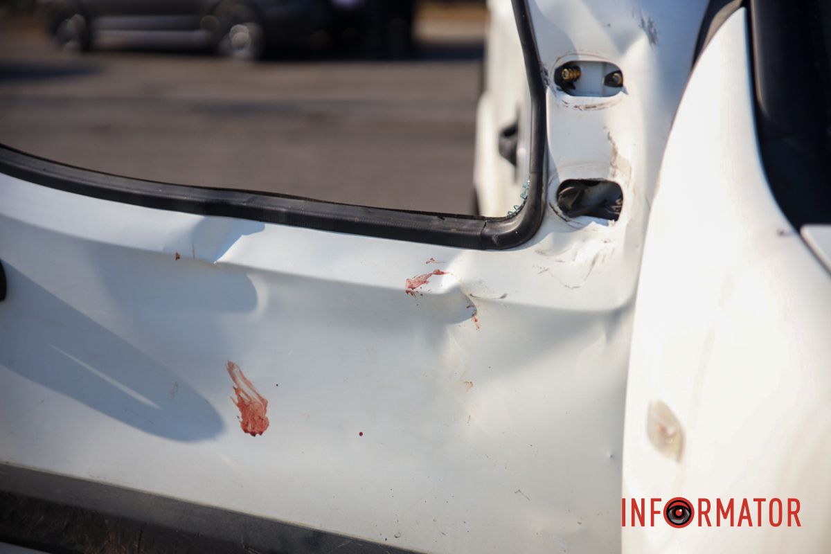 У Дніпрі на Набережній Заводській Fiat після зіткнення з Mazda перекинувся на бік і вилетів на зустрічну смугу 2