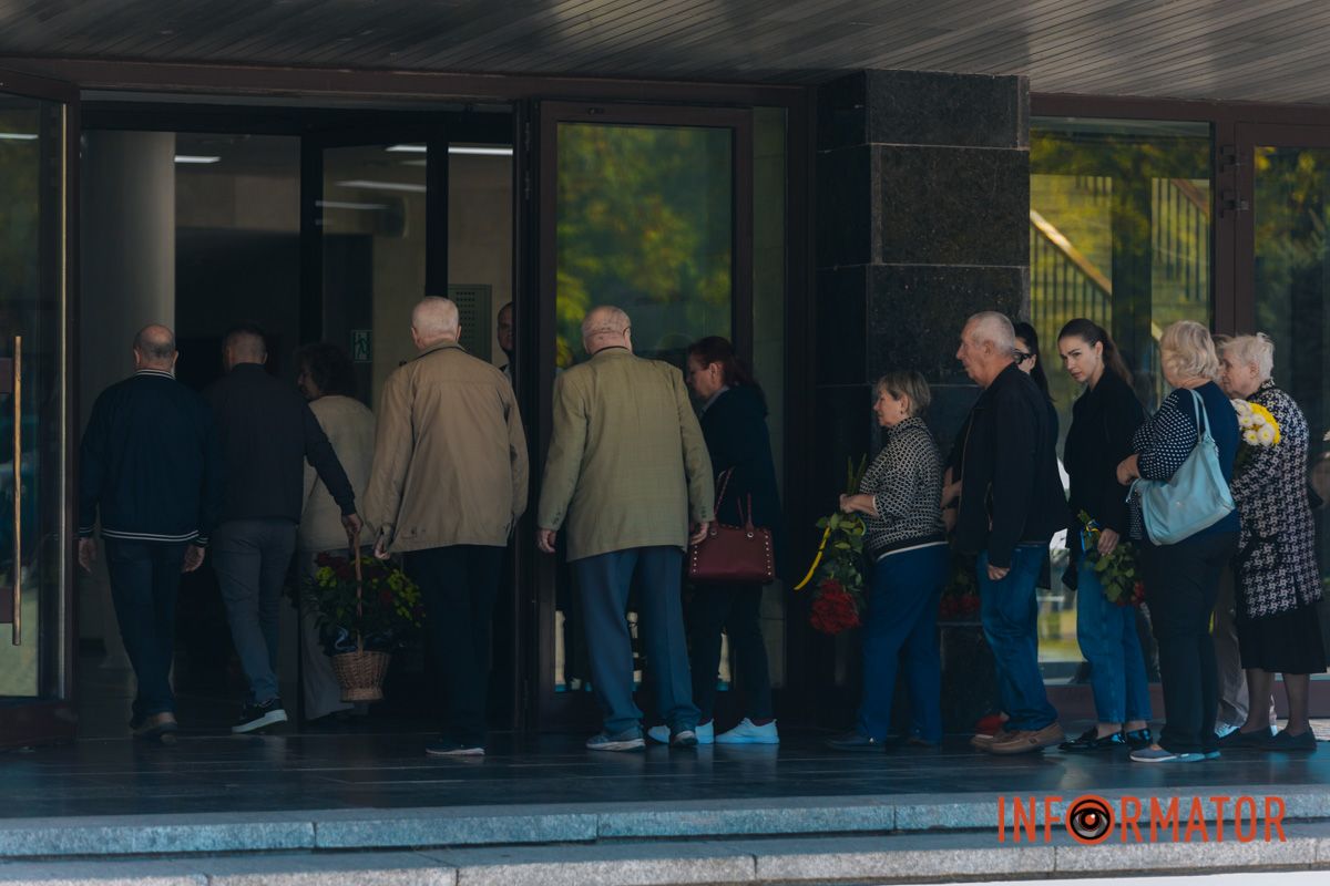В Днепре сотни людей пришли попрощаться с бывшим заместителем городского головы Михаилом Лысенко 11