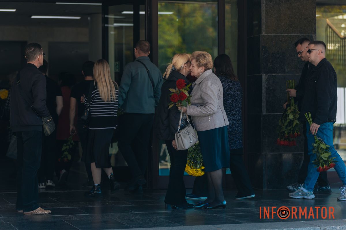 В Днепре сотни людей пришли попрощаться с бывшим заместителем городского головы Михаилом Лысенко 10