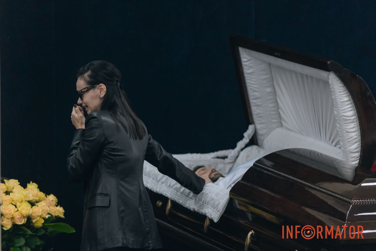 В Днепре сотни людей пришли попрощаться с бывшим заместителем городского головы Михаилом Лысенко 9