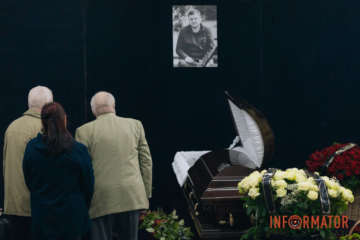 В Днепре сотни людей пришли попрощаться с бывшим заместителем городского головы Михаилом Лысенко 6