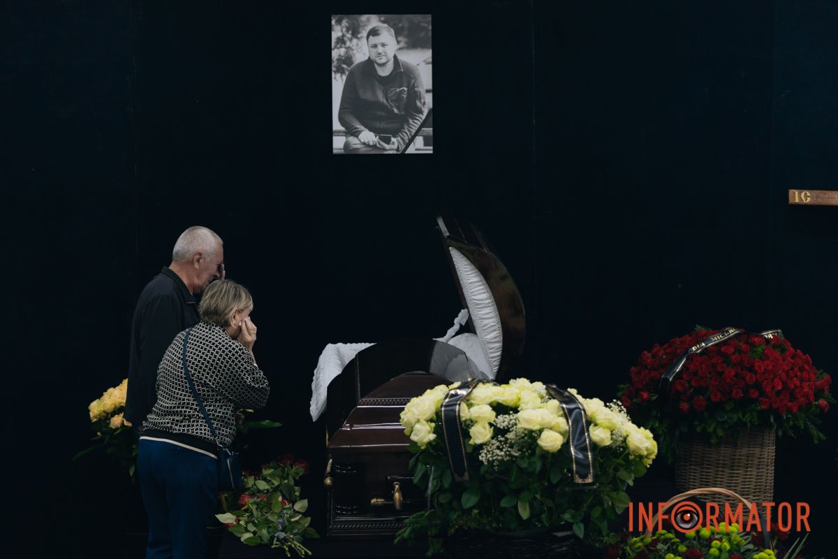 В Днепре сотни людей пришли попрощаться с бывшим заместителем городского головы Михаилом Лысенко 3