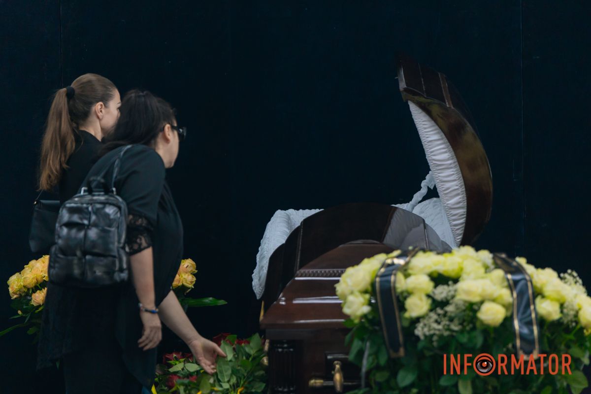 В Днепре сотни людей пришли попрощаться с бывшим заместителем городского головы Михаилом Лысенко 1