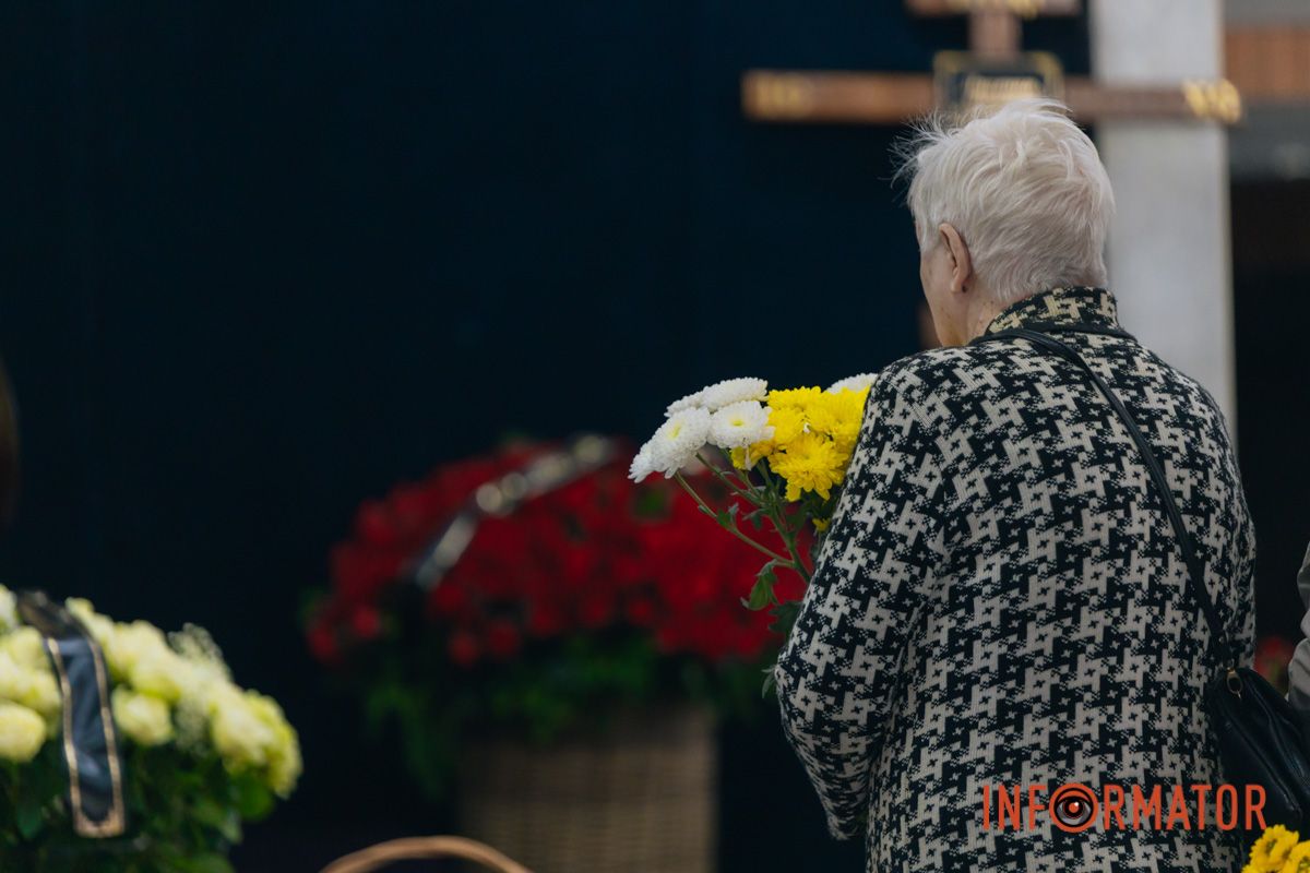 В Днепре сотни людей пришли попрощаться с бывшим заместителем городского головы Михаилом Лысенко 71