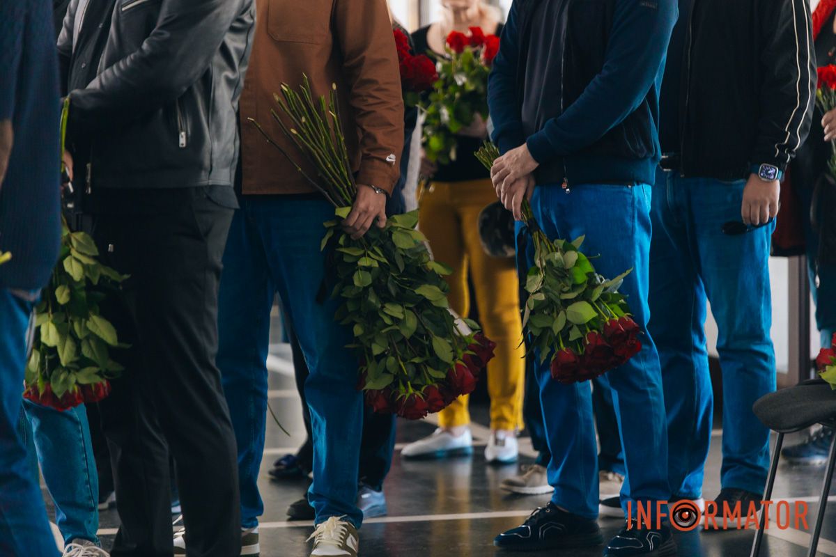 В Днепре сотни людей пришли попрощаться с бывшим заместителем городского головы Михаилом Лысенко 68