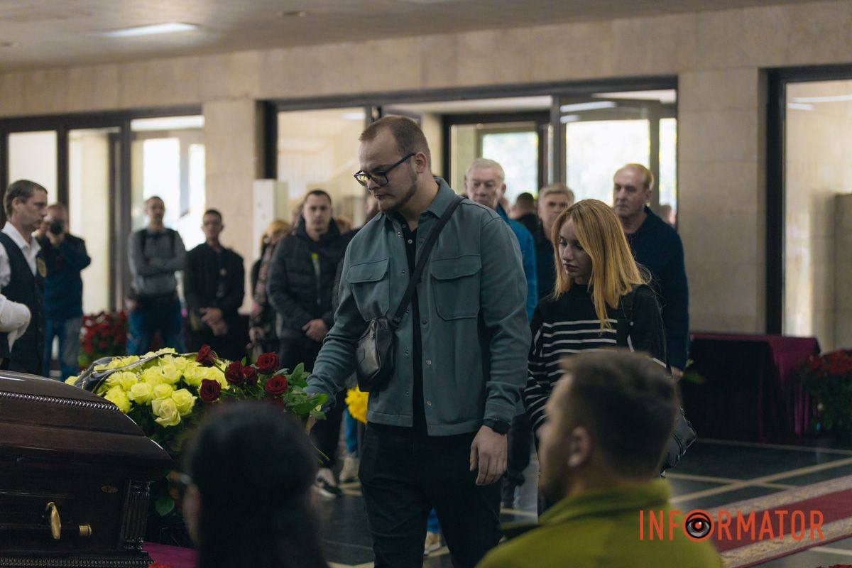 В Днепре сотни людей пришли попрощаться с бывшим заместителем городского головы Михаилом Лысенко 65